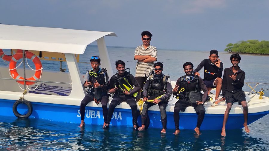 Scuba India dive instructors on the boat